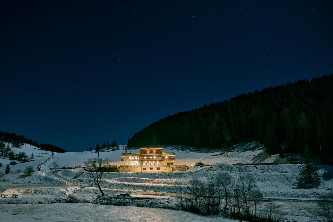 Hotel Studnicky Vernar Bagian luar foto