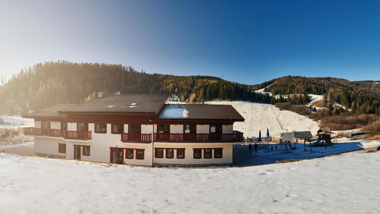 Hotel Studnicky Vernar Bagian luar foto